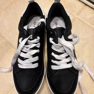 Black and White Men’s Casual Lace-Up Sneakers
